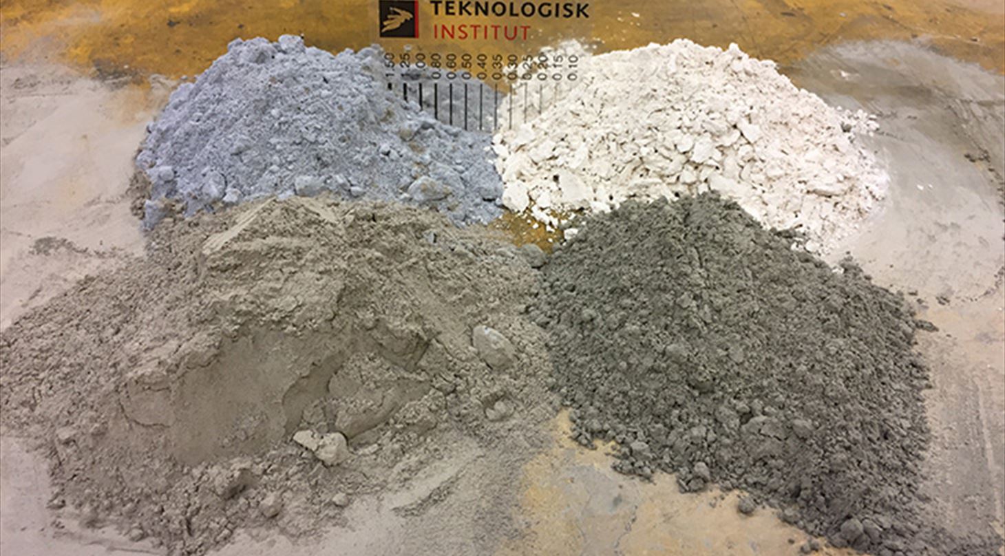 Små bunker med cement, flyveaske og andet pulver